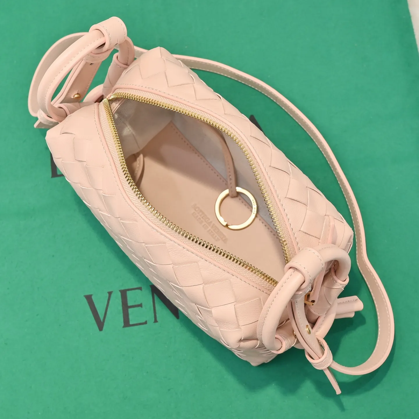 Batch 1360 BOTTEGA VENETA new loop is here! ! Many girls who like BV have owned the Loop bag. It has a simple appearance, classic weaving, and a compact and lightweight bag shape. This innovation continues the "camera bag" shape. Unlike the traditional Loop bag, which can only be worn as a crossbody bag, this innovation It can be carried by hand or cross-body, satisfying both the concave shape and daily needs. The oversized buckle can be folded and used as a handle. The sultry heat in summer ☀️ usually reduces people's desires. Having a lightweight bag will greatly enhance the happiness of traveling🫧 Style number: 6615 Size: 19*12*9cm